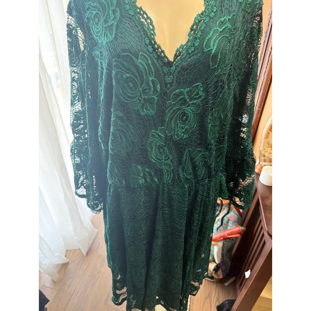 Avenue Plus Size 26/28 Emerald Green Floral Lace V-Neck Bell Sleeve Dress